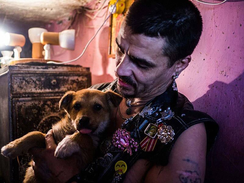 "Muitos desses viciados vêm até mim, sem emprego e sem perspectiva de vida. Eu lhes dou comida, abrigo e proteção", falou Bruce aos jornalistas