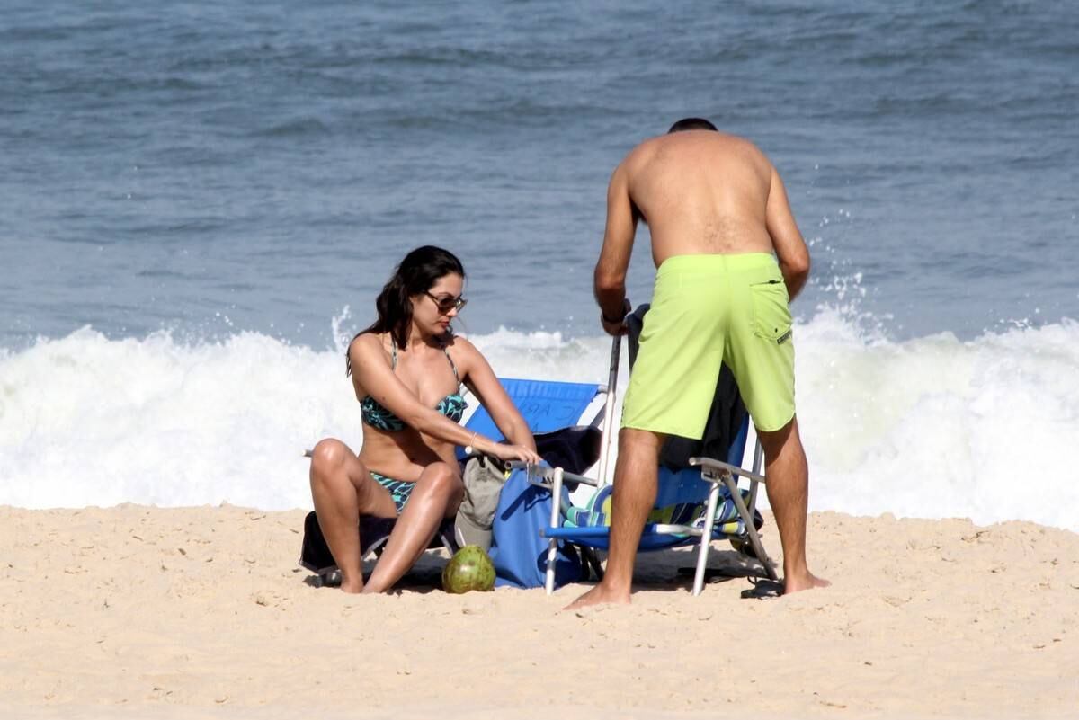 Patrícia Poeta tira o dia para reforçar o bronzeado em praia do Rio