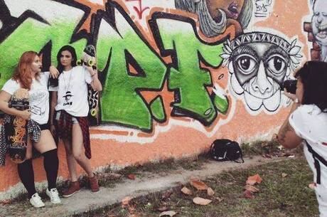 De dentro do hospital, Isadora (esq) abriu sua confecção para ajudar o pai doente. O negócio deu certo e hoje vende pela web