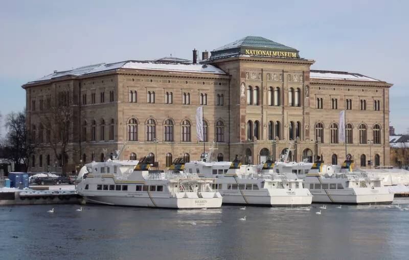 Nos anos 2000, ladrões entraram no Museu Nacional de Estocolmo com armas. Eles roubaram um autorretrato de Rembrant e duas peças de Renoir e fugiram por barcos estacionados no canal. O museu disse que não tinha como pagar pelo resgate das peças, que estavam avaliadas em US$ 45 milhões, cerca de R$ 190 milhões. As peças foram recuperadas anos depois

Veja mais: Egito recupera sarcófago roubado que estava em museu de Nova York
