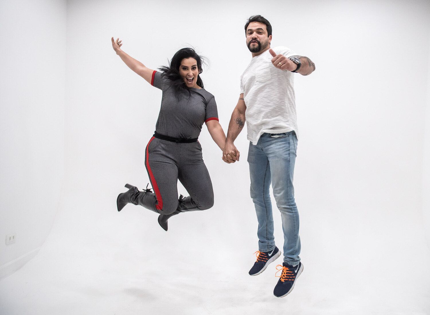 A pouco mais de um mês para o casamento, Fabíola Gadelha
corre contra o tempo com as escolhas para o grande dia. Nesta semana, a apresentadora
da RecordTV fez a degustação das comidinhas e escolheu como vão ser as fotos da
festa