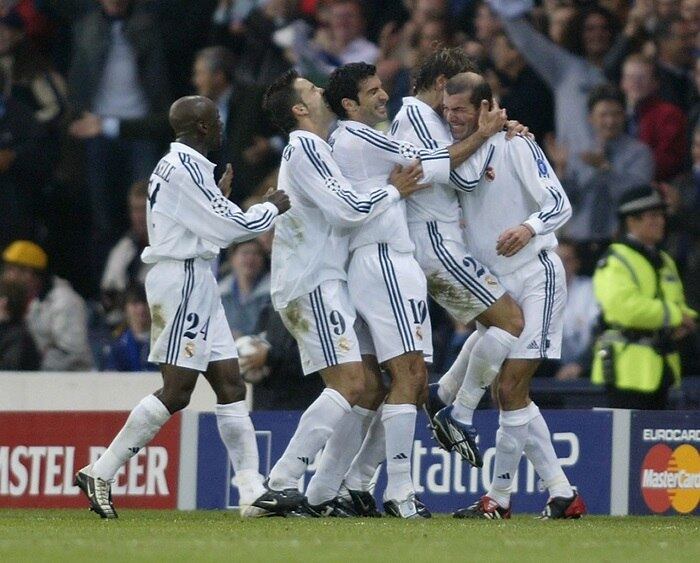Já com a camisa do Real Madrid, em 2002, Zidane fazia parte do time de galáticos que os espanhois montaram no começo dos anos 2000. Naquele ano, o meia marcou um dos gols mais bonitos da história do futebol. O lance aconteceu no fim da decisão da Liga dos Campeões, contra o Bayer Leverkusen, e garantiu o título ao Real. Na jogada, o francês pegou cruzamento de primeira da entrada da área e acertou o ângulo, sem chances para o goleiro alemão Hans-Jörg Butt