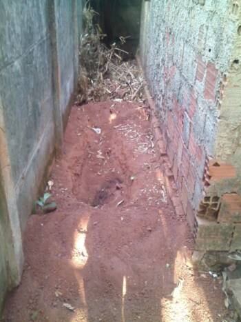 Em um momento de distração das agressoras, a vítima conseguiu fugir. Bastante machucada, ela conseguiu pular dois muros e pedir ajuda para uma vizinha, que chamou a polícia. Fotos feitas no local mostram cabelo e os chinelos da vítima na cova
