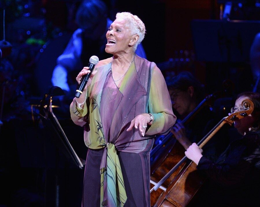 Dionne Warwick já passa bem depois de susto