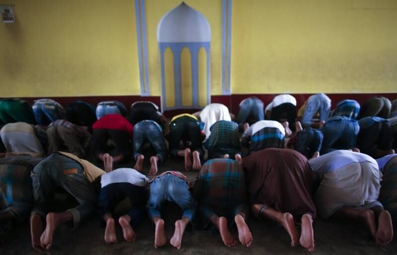 Muçulmanos
rezam em mesquita de Daca, em Bangladesh, durante o mês sagrado do Ramadã