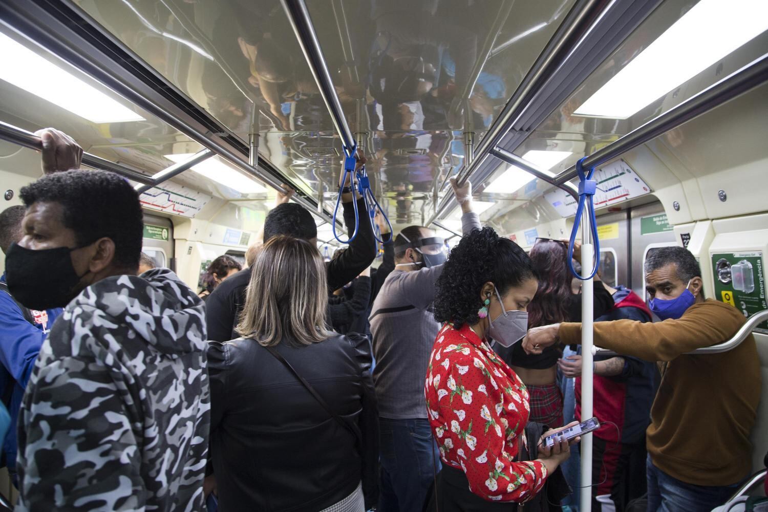 Com transmissão acelerada do coronavírus, segundo o Imperial College London, o Brasil registrou um recorde de novos casos diários de covid-19 na quarta-feira (23). Foram 115,2 mil notificações, segundo o Ministério da Saúde
