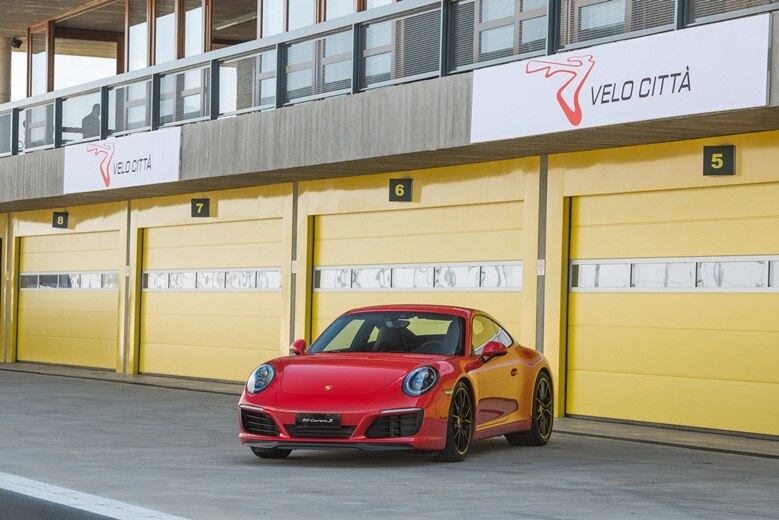 Pela primeira vez na linha 911, um sistema de elevação do eixo dianteiro é oferecido para todos os modelos, mas de forma opcional. Esse sistema eletro hidráulico permite elevar a dianteira do veículo em até 40 mm em baixa velocidade, o que facilita o acesso a entradas de garagens e estacionamentos, além de proteger o assoalho em valetas e lombadas