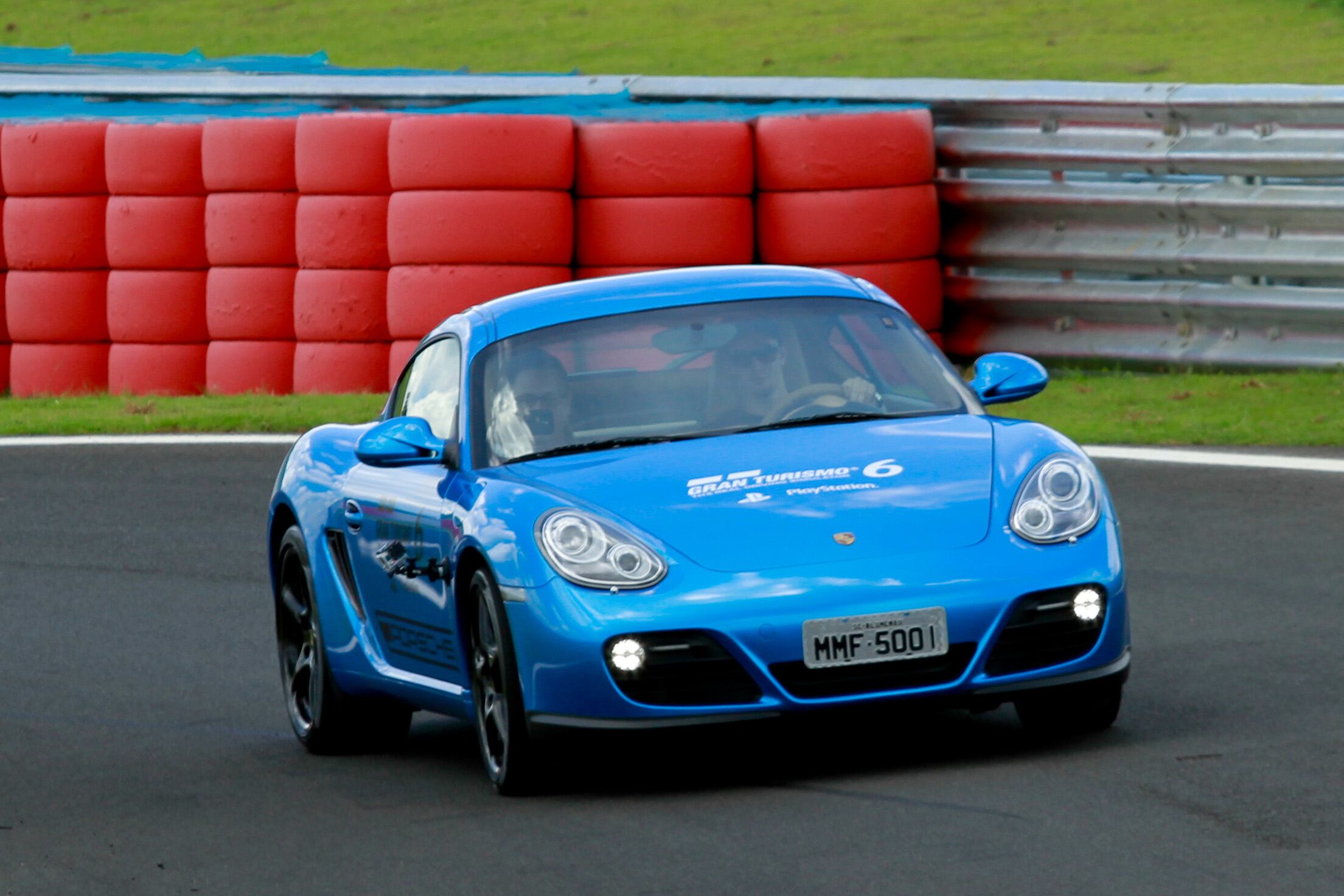 Os convidados podiam dar uma volta em uma máquina escolhida a partir de um sorteio. Entre as opções estavam um Porsche Cayman...