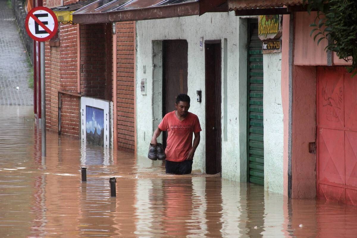 Em Embu das Artes, diversas ruas ficaram alagadas e a população enfrenta dificuldades para se locomover na cidade nesta manhã