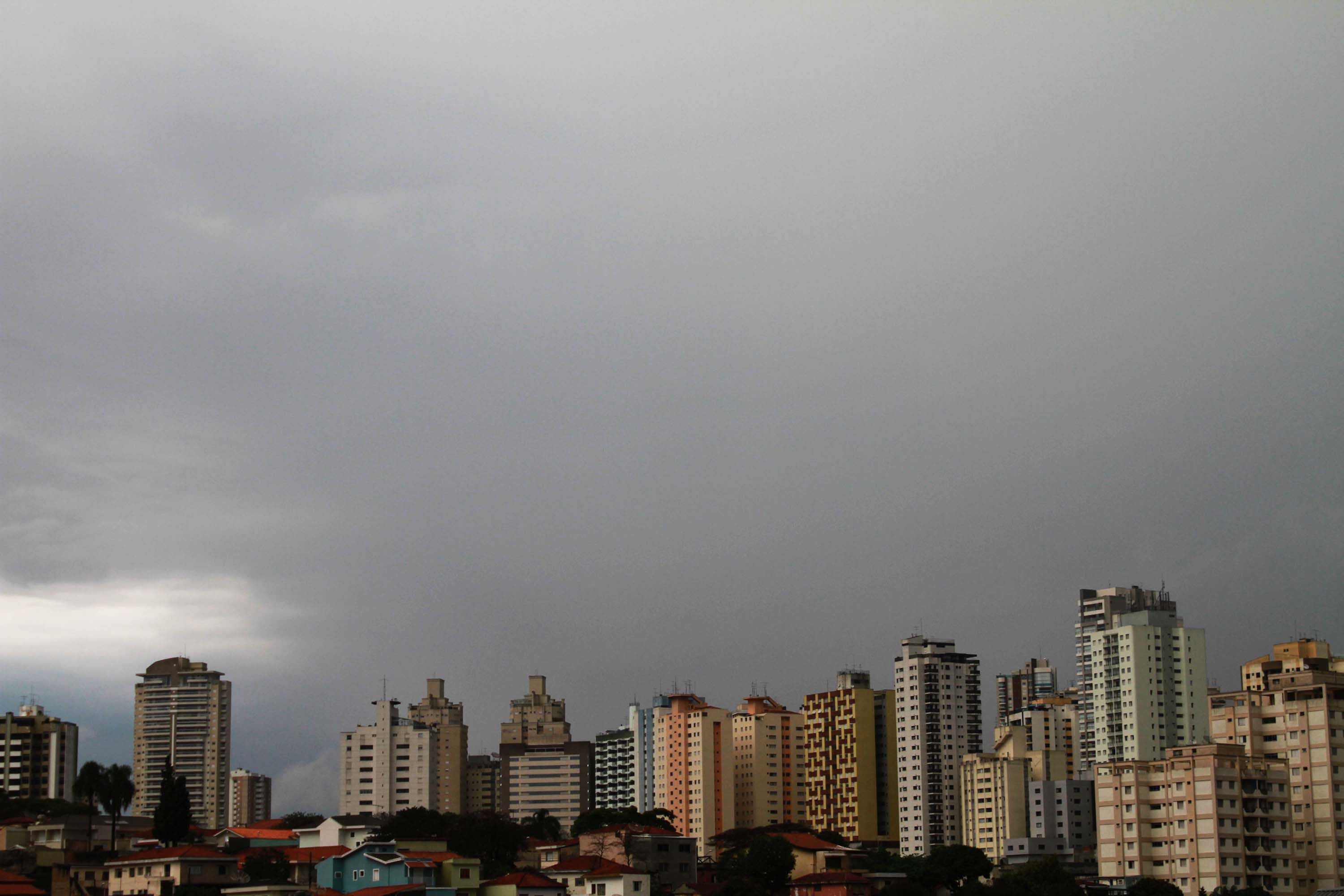 Segunda-feira começou com tempo fechado na capital paulista