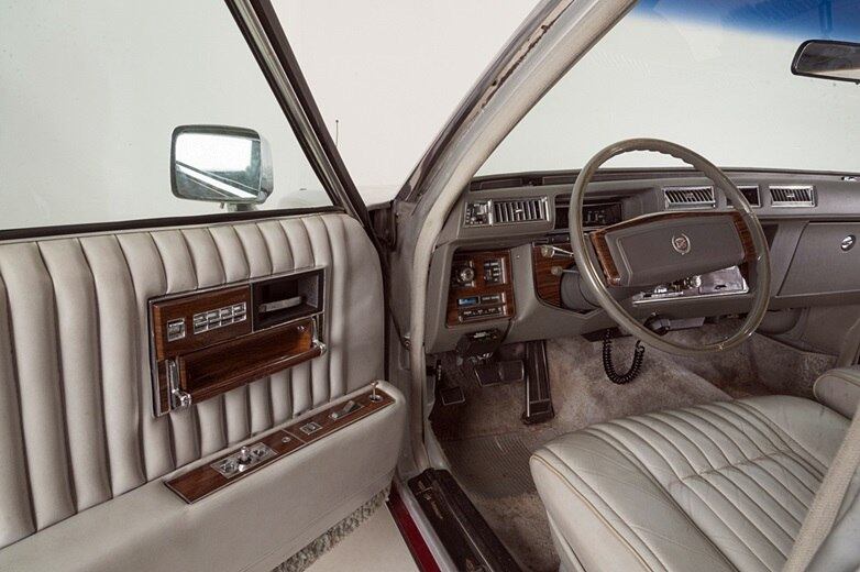 O interior luxuoso está em excelente estado de conservação. Destaque para o telefone no centro do painel que era usado pelo "Rei" para se comunicar com Graceland, a sua residência oficial 

Saiba tudo sobre carros! Acesse R7.com/carros
