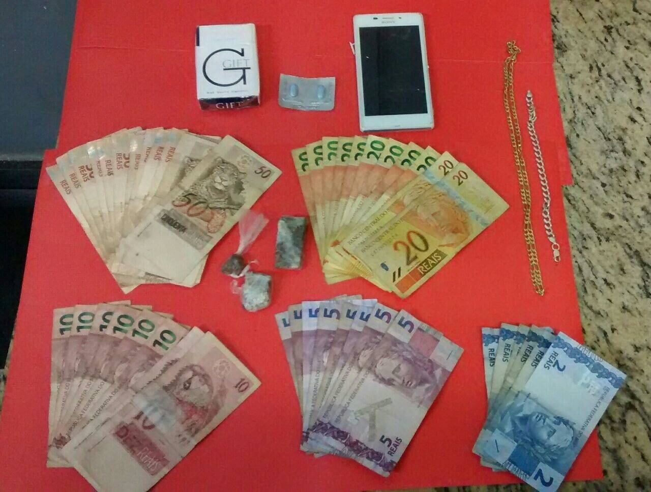 Com o suspeito os policiais militares encontraram maconha e a quantia de R$ 952 em dinheiro