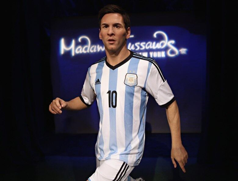 O craque Lionel Messi não poderia ficar de fora. Com a camisa da seleção, o melhor do mundo ganhou uma estátua idêntica a ele
