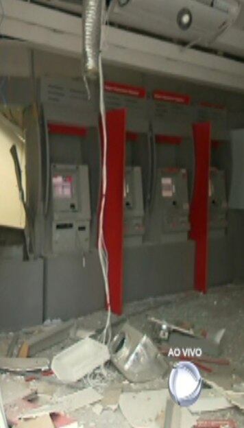 Entrada da agência ficou completamente destruída