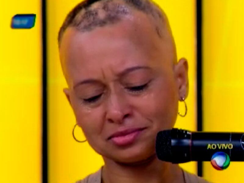 O
drama de Andrea começou quando foi pintar o cabelo em um salão de beleza, no
Vale da Muriçoca, na capital baiana, e ficou careca
