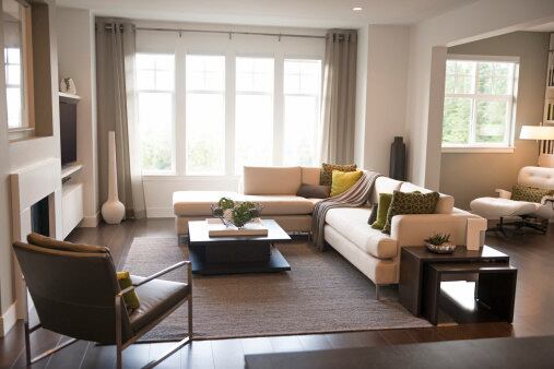 A imobiliária ajuda o cliente que quer vender ou alugar um imóvel