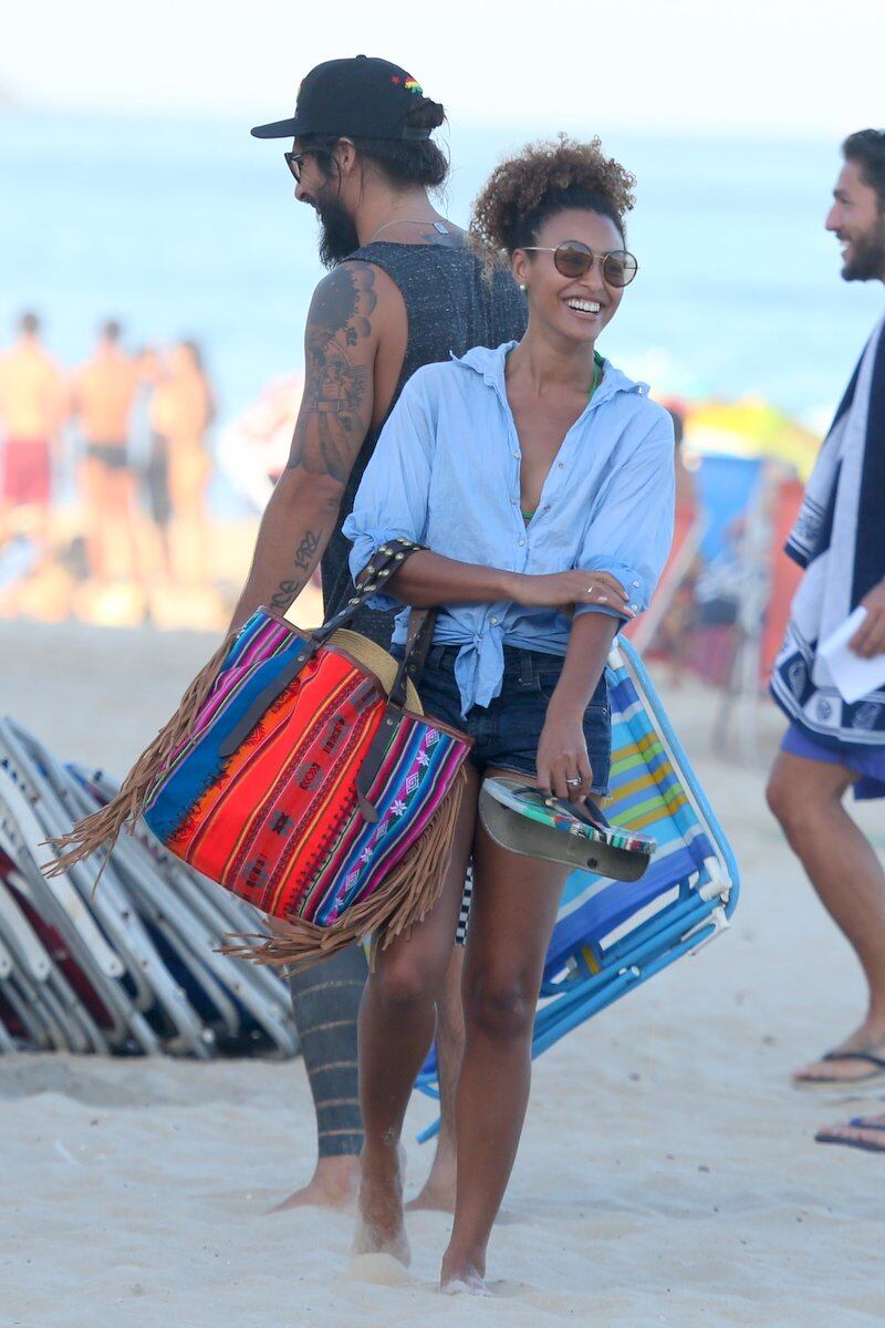 Sheron Menezes exibe corpão em dia de praia com os amigos no Rio de Janeiro