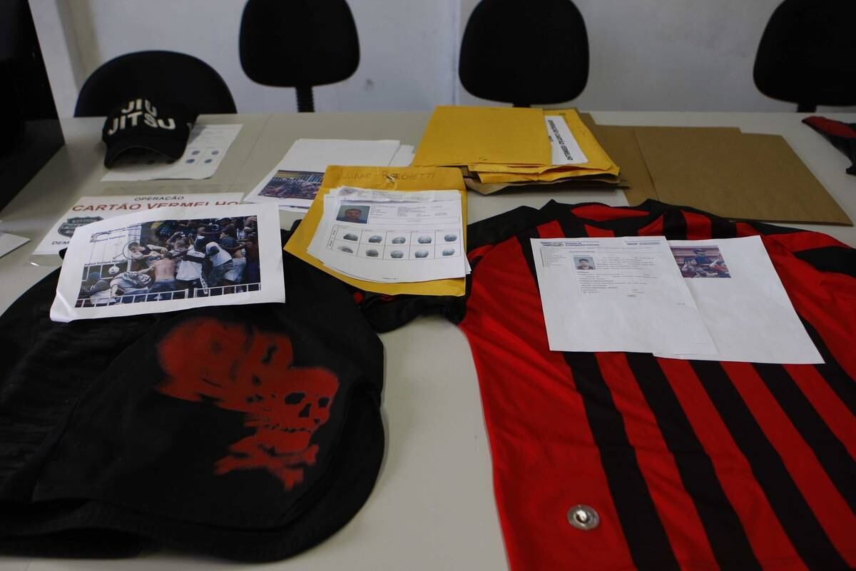 A briga generalizada teria começado com a tentativa de torcedores do
Vasco de invadir a área da torcida rubro-negra. Sem PMs no estádio — por
uma normativa do MP de Joinville, que considera que a polícia não deve
tomar parte em "eventos particulares" —, os seguranças particulares do
Atlético-PR não conseguiram conter o tumulto. Com ajuda da internet, a polícia já identificou mais de 40 envolvidos no conflito