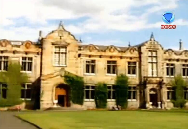 

A jovem Kate tomou uma decisão que fez o príncipe do pôster
virar de carne e osso. Em 2001, ela se matriculou no curso de história da arte
na universidade escocesa St. Andrews. Mesmo lugar em que corria um boato de que
o príncipe iria fazer o mesmo curso



+ Contar piada e falar mal de sogra está fora de moda

+ Já curtiu a página da Record News no Facebook? É só clicar!

+ Siga a Record News no Twitter e receba todas as notícias do programa
