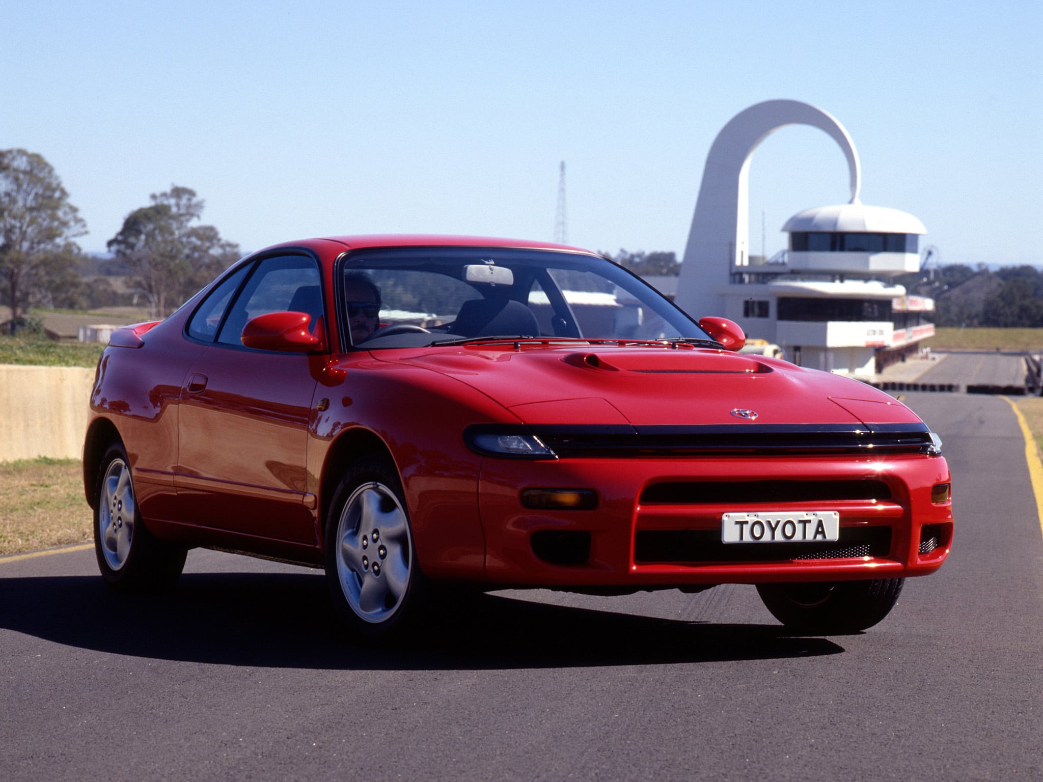 O Toyota Celica de quarta geração é um daqueles carros difíceis de encontrar nas ruas do Brasil. Além do charme da exclusividade, ele tem a seu favor a mecânica da montadora japonesa. Mas o melhor disso é o preço: o cupê japonês custa cerca de R$ 20 mil para unidades fabricadas em 1992
