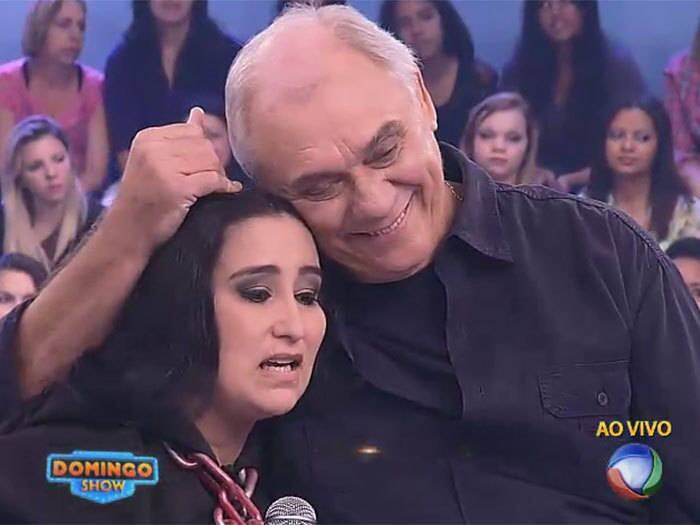 

– Eu ando escoltada e de carro blindado por conta de ameaças
de traficantes de facções que ficaram incomodados com as minhas matérias, pois
estava atrapalhando o negócio deles. Querendo ou não, as minhas pautas sempre
vão cobrar que a segurança pública de alguma resposta para a sociedade e por isso
a gente paga. Eu acredito que Deus me colocou nesse caminho para cumprir uma
missão e vou cumprir. A minha proteção está em Deus e acredito que se acontecer
algo não é porque o bandido quer, mas é porque chegou a minha hora. Pra mim,
medo é falta de fé



+ Aproveite e confira as matérias do programa Domingo Show

+ Já curtiu a página do Domingo Show no Facebook? É só clicar!

+ Siga o Domingo Show no Twitter e receba todas as notícias do programa