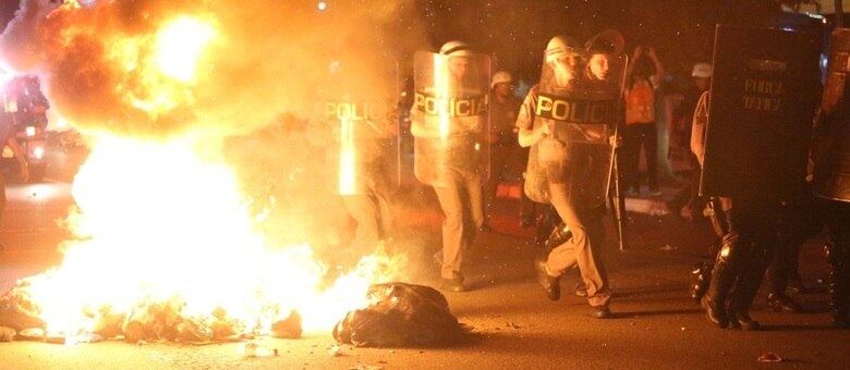 Protesto contra o impeachment e cotra o presidente Michel Temer acabou em caos pelas ruas de São Paulo