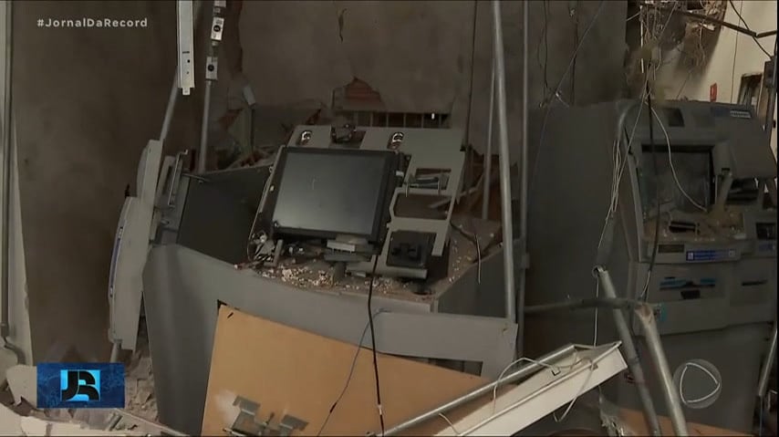 Duas agências bancárias foram explodidas na madrugada de quinta-feira (30), no centro da cidade de Paraibuna, no interior de São Paulo. Os suspeitos atacaram uma unidade do Banco do Brasil e uma da Caixa Econômica Federal