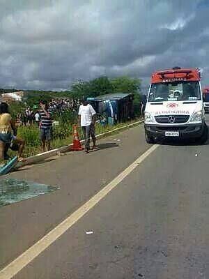 Motorista perde o controle da direção e ônibus tomba no Ceará
