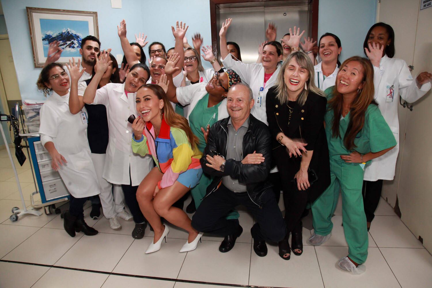 ... e também tirou fotos com os funcionários
