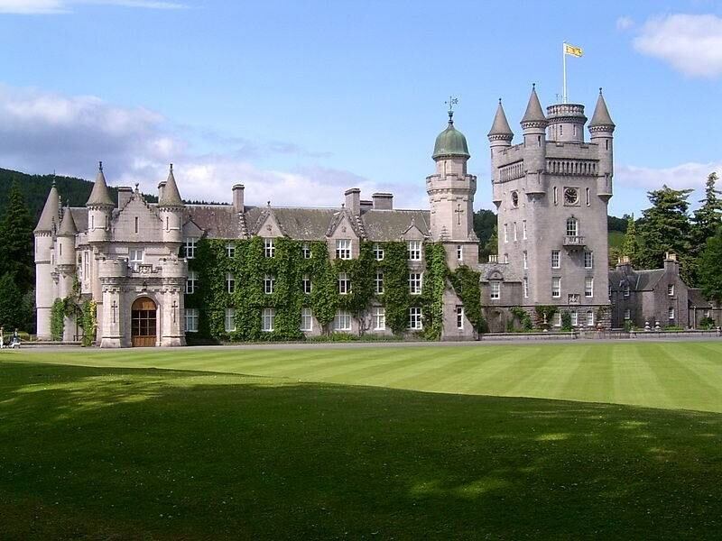 Também na Escócia, o Castelo de Balmoral é a residência de verão da família real britânica. 

Construído para o rei Roberto Segundo, da Escócia, em 1390, passou pela família do conde de Huntly e em 1662, foi comprado pelo clã Farquharson, o conde de Balmoral. 

Atualmente, a propriedade é fiscalizada por 50 funcionários diretos e cerca de 100 que ficam no local durante as temporadas de permanência da família real