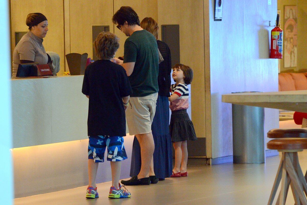 Débora Falabella e Murilo Benício vão ao cinema com os filhos