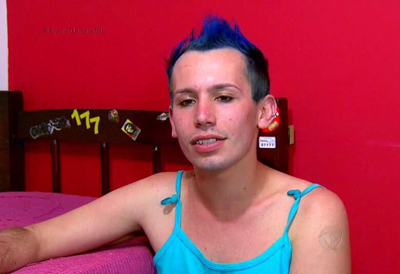 As mães trocaram de lugar, mas foi Rodolfo quem roubou a cena do episódio do Troca de Família desta terça-feira (23). Homossexual assumido, o estudante sempre teve o apoio da família. Mas, infelizmente, após a repercussão do reality, ele foi vítima do preconceito e alvo de agressões covardes
+ Assista: Rodolfo conta como revelou para a família que era gay
• Acesse o R7 Play e assista na íntegra a todos os programas da Record! Clique e experimente!