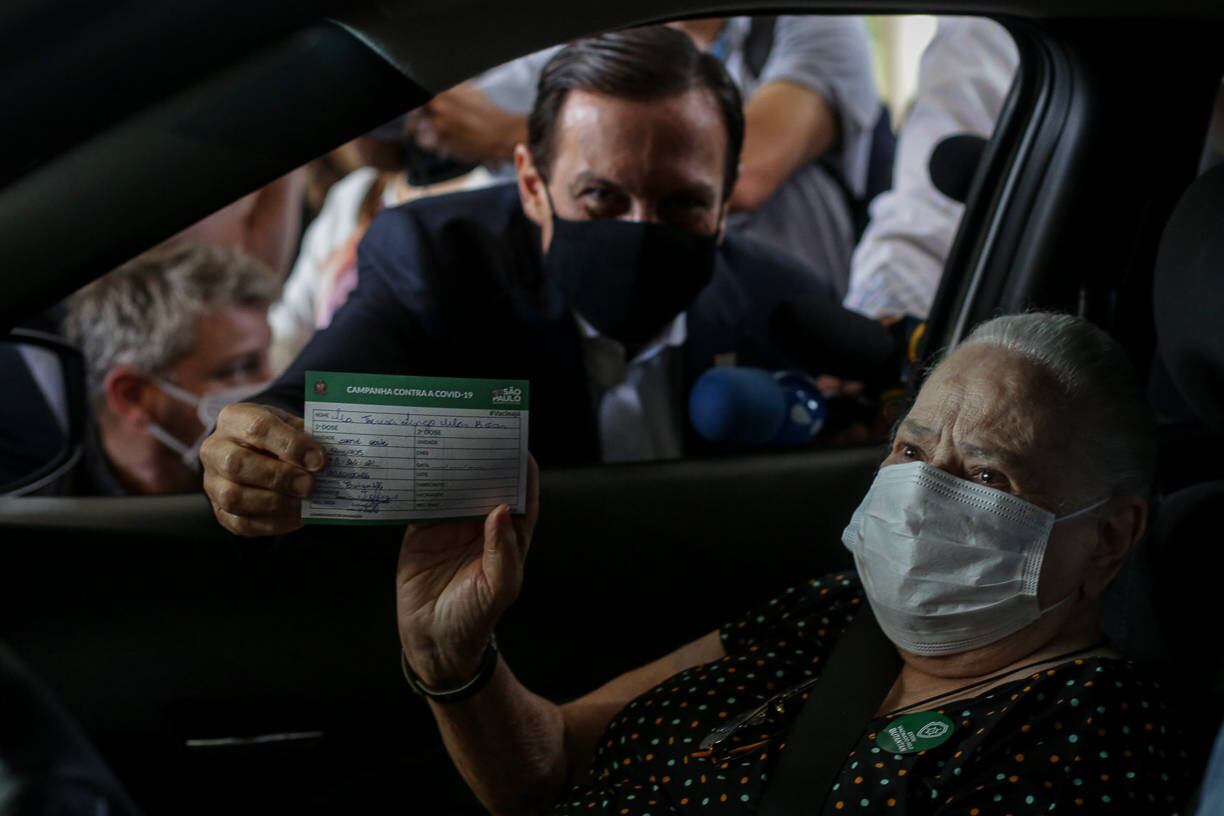 SP - SÃO PAULO, COVID19,VACINAÇÃO IDOSOS DRIVE THRU - GERAL - SÃO PAULO, COVID19,VACINAÇÃO IDOSOS DRIVE THRU - Com a presença do Governador João Dória, a Senhora Lea Thereza Lembos Villas Boas de 92 anos, foi a primeira idosa a receber a dose da vacina contra a COVID-19 na manhã desta segunda-feira 08, na Praça Charles Miller em frente ao Estádio do Pacaembu região central da cidade de São Paulo, um dos pontos de vacinação em sistema drive Thru disponíveis na capital paulista. 08/02/2021 - Foto: SUAMY BEYDOUN/AGIF - AGÊNCIA DE FOTOGRAFIA/AGIF - AGÊNCIA DE FOTOGRAFIA/ESTADÃO CONTEÚDO