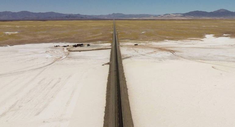 Piscinas ao ar livre encontram branco de deserto de sal que parece interminável