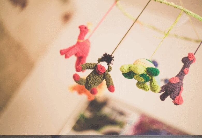 Além de ser funcional para os
pais, o quarto do bebê ainda tem um papel muito importante: estimular o
desenvolvimento da criança. Para as arquitetas do Studio BG, captar a
personalidade dela para montar o ambiente é muito importante. “Algumas crianças, mesmo que bem
pequenas, já demonstram atenção e dedicação para certas atividades. Então,
acabamos usando esse ‘tema’ para desenvolver o projeto”, contam. Quartos
montessorianos também são indicados pelas especialistas para os pais que queiram estimular a independência e a criação de responsabilidade da criança.