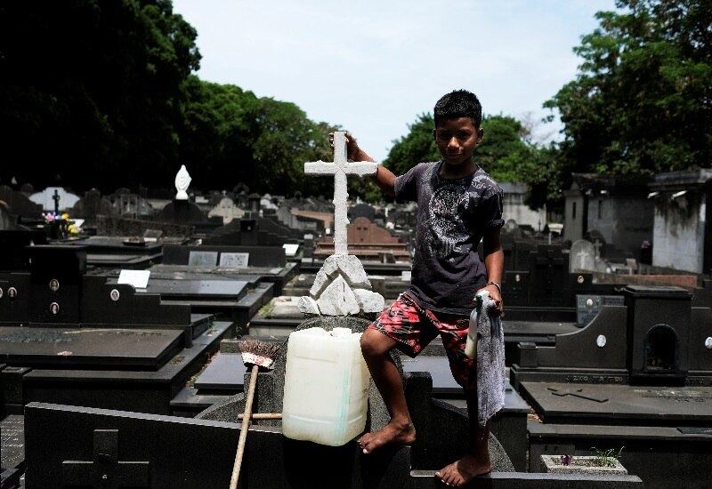 Após a limpeza, o garoto posa para fotos. Mas Gabriel não sabe que, segundo o governo, está sujeito a sofrer de afecções músculo-esqueléticas (bursites, tendinites, dorsalgias, sinovites, tenossinovites), ferimentos, contusões, dermatoses ocupacionais, ansiedade, alcoolismo, desidratação, câncer de pele, neurose profissional e ansiedade