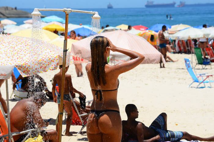 A aplicação dos protetores precisa ser repetida, no máximo, a cada duas horas. Quem transpira muito ou se molha deve reaplicar o filtro com maior frequência. Leia mais