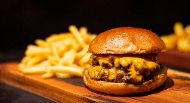 Hambúrguer e fritas do Alcids BBQ, em Santo André, que se rendeu ao delivery na quarentena