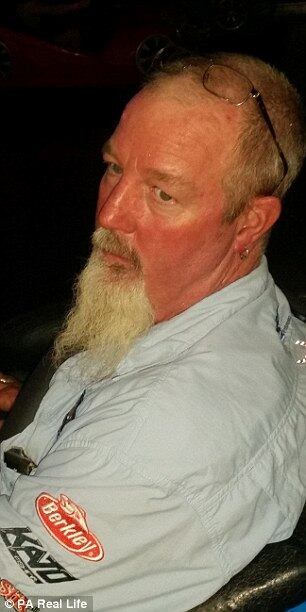 Foi um verdadeiro pesadelo para ele, marido de Katie e pai de Dylan, agora com 10 anos, e Taneesha, agora com oito. Em pouco tempo seu rosto ficou desfigurado pelo câncer, denominado carcinoma