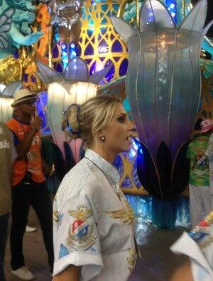 A loira aproveitou o seu momento de fama para arrasar na Marquês de Sapucaí, no Rio de Janeiro