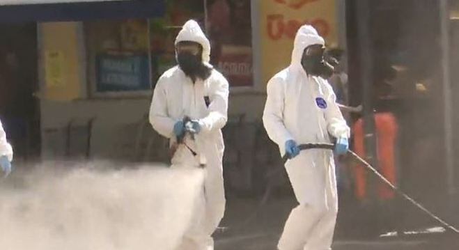 Mistura de água, sabão e cloro será usada na limpeza de ruas e calçadas