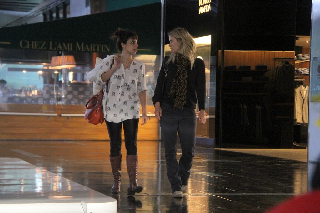 Além de visitar algumas lojas, as famosas aproveitaram para colocar o papo em dia