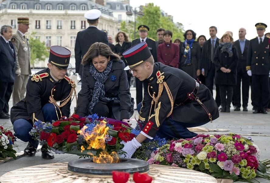 Anne Hidalgo, prefeita de Paris, deixa uma coroa de flores no túmulo do "soldado desconhecido", no Arco do Triunfo, marcando no 69º aniversário da vitória do grupo contra a Alemanha nazista, durante a Segunda Guerra Mundial