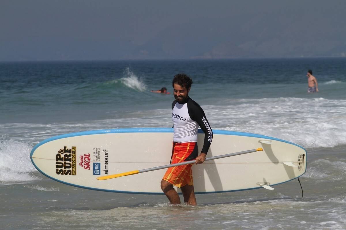 Bruno Gagliasso e Ricardo Pereira praticam stand up paddle na praia da Barra da Tijuca, no Rio