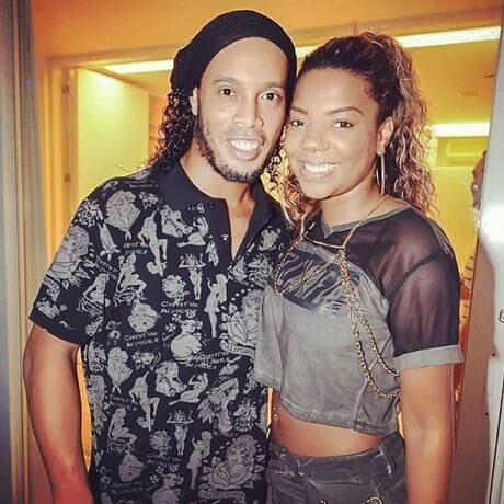 Mais conhecido que muita celebridade por aí, o atleta não perde a chance de tietar os famosos quando os encontra nas festinhas e shows que frequenta