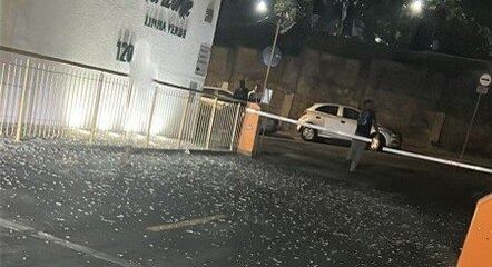 Porta de vidrou estourou para fora do imóvel e os estilhaços caíram na área comum do condomínio