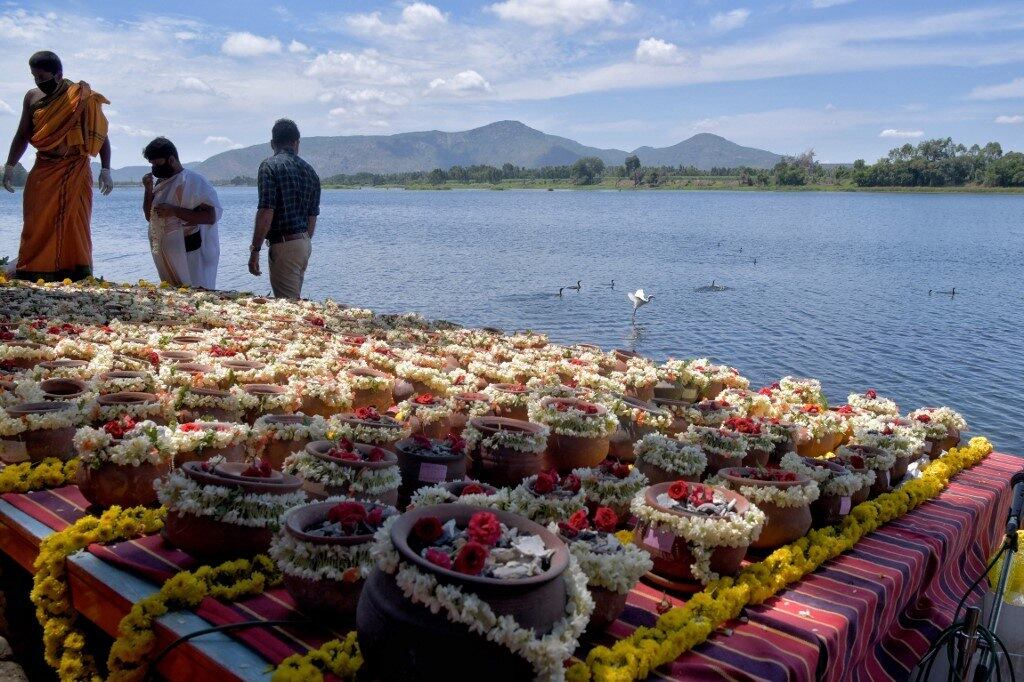 Cinzas de cerca de 1.200 vítimas da covid-19 foram jogadas em rio na Índia