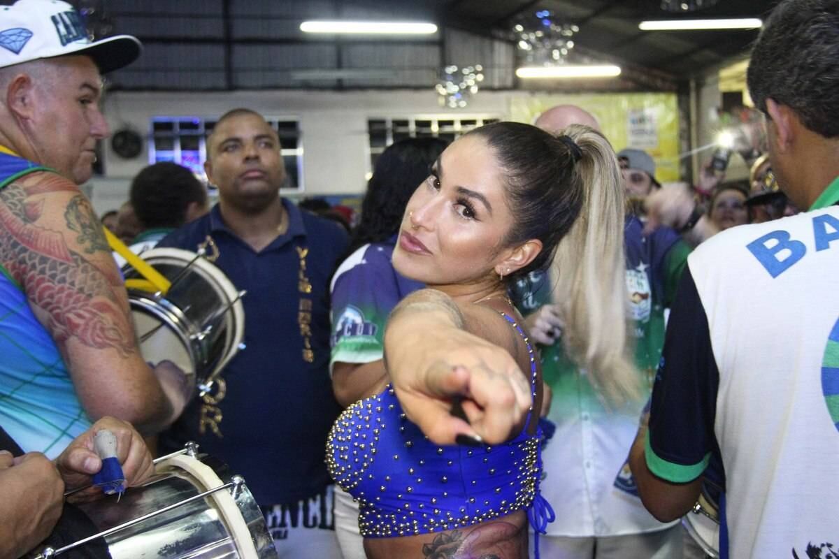 Na noite desta sexta-feira (30), a ex-participante de A Fazenda Dani Bolina participou do penúltimo ensaio de quadra para o Carnaval no Anhembi, em São Paulo.