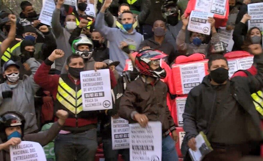 Manifestantes carregavam cartazes e faixas