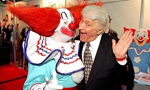 Larry Harmon, de terno preto, foi quem tornou Bozo um dos palhaços mais inesquecíveis da história da TV brasileira 